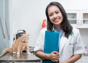 Curso de auxiliar de veterinário on-line com módulos voltados para UTI veterinária Com o avanço da tecnologia e a crescente demanda por cuidados veterinários de qualidade, a capacitação de profissionais na área é essencial. Sendo assim, o curso de auxiliar de veterinário on-line com módulos voltados para UTI veterinária é uma ótima oportunidade para aqueles que desejam se destacar no mercado. Afinal, tem curso para auxiliar de veterinário? Sim, existe curso técnico de auxiliar de veterinário. Inclusive, essa especialização pode acelerar seus planos de transformar a paixão por animais em profissão. O curso é direcionado a atender às demandas operacionais do mercado veterinário e tem curta duração. Isso permite que o aluno comece a ganhar experiência profissional, além de facilitar a vida de quem planeja prosseguir nos estudos e progredir na carreira. O que precisa ter para ser auxiliar veterinário? Para se tornar um auxiliar veterinário, é preciso fazer um curso específico ou técnico em veterinária. A partir daí, o aluno deve buscar oportunidades na área. Contudo, vale ressaltar que é necessário ter um registro profissional junto ao Conselho Regional de Medicina Veterinária. Sendo assim, antes de iniciar seus estudos, é imprescindível entrar em contato com a instituição de ensino para entender se ela é credenciada e se o curso te permite o registro. O que é o curso de auxiliar veterinário? O auxiliar de veterinária está ganhando cada vez mais espaço dentro da medicina veterinária, sendo fundamental para o bom funcionamento de qualquer unidade de trabalho. O curso auxiliar de veterinária tem como objetivo ampliar o conhecimento da área veterinária com aperfeiçoamento de técnicas profissionais e interpessoais. A especialização da Ufape Intercursos tem como foco principal formar profissionais aptos para atuarem dentro do ambiente hospitalar, tanto no centro cirúrgico, internação e na sala de emergência, tendo como diferencial módulos avançados voltados para UTI veterinária. Curso de auxiliar de veterinário online é na Ufape Intercursos A Ufape Intercursos trabalha com uma medicina translacional, que visa estabelecer a conexão entre a criação e a aplicação do conhecimento, integrando pesquisadores das áreas básica e clínica para uma melhor assistência à população. Nossas aulas teóricas serão on-line com os maiores nomes da medicina veterinária do mundo e ficam gravadas. Assim, você pode estudar no seu tempo. Além disso, disponibilizamos artigos e publicações relevantes relacionadas a sua área de estudo.